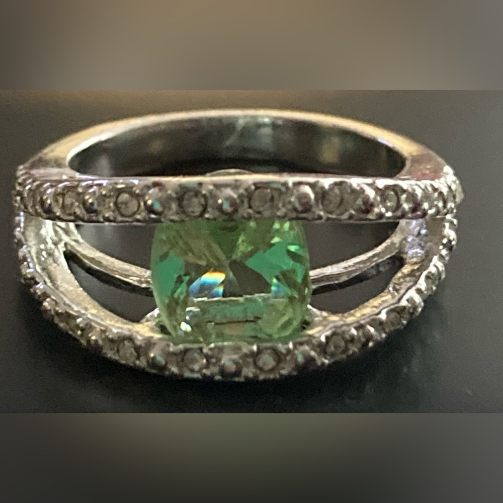 AVON Envy Me Peridot & Silver Crystal Ring Size 8